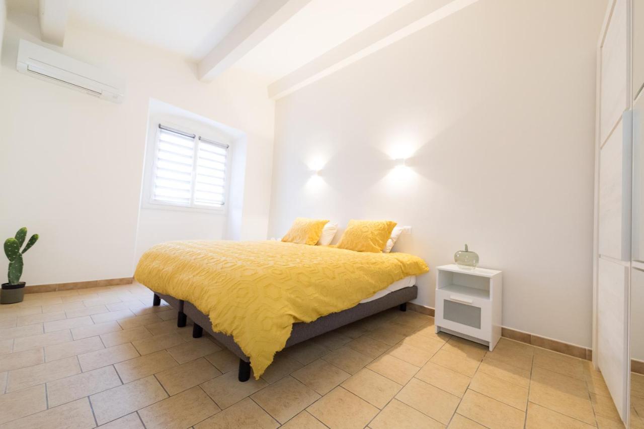 Ravissant Triplex Et Duplex Au Centre De Pont St Esprit Appartement Buitenkant foto